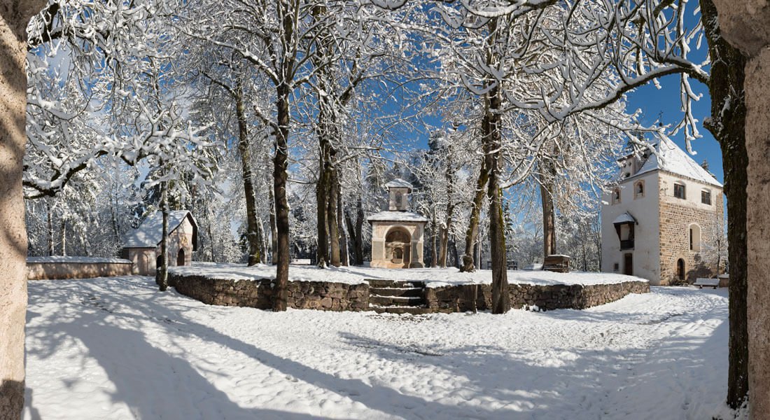 Idilliache camminate invernali lungo la passeggiata Via Kofel